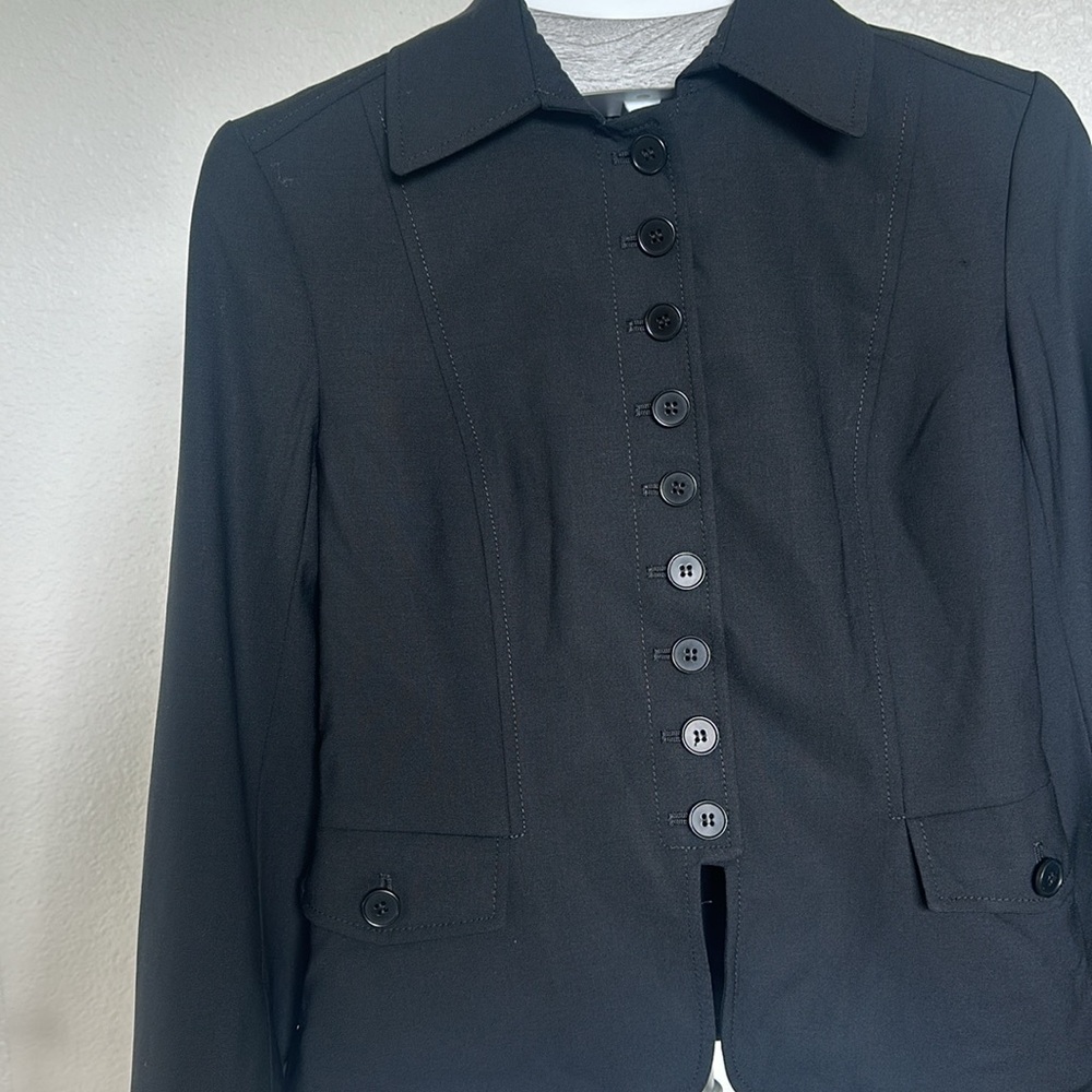 Theory Size 4 Light Jacket with sticking detail button on the sleeves - Picture 2 of 5